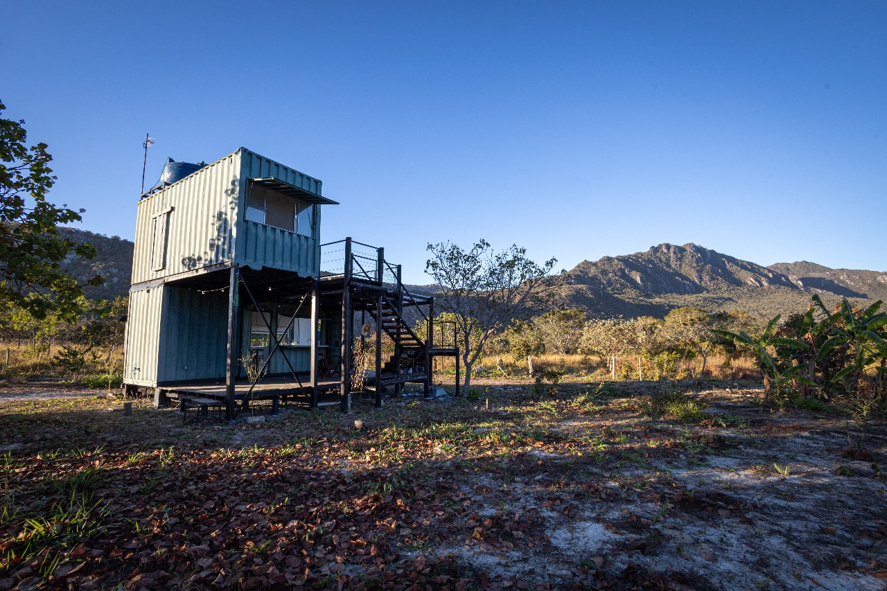 Casa container da Chácara Cajuí durante o dia