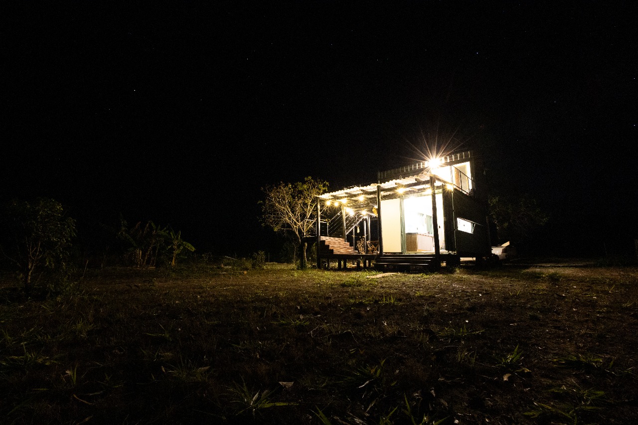 Casa container à noite